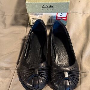 Clarks Black Leather Ruched Toe Ballet Flats